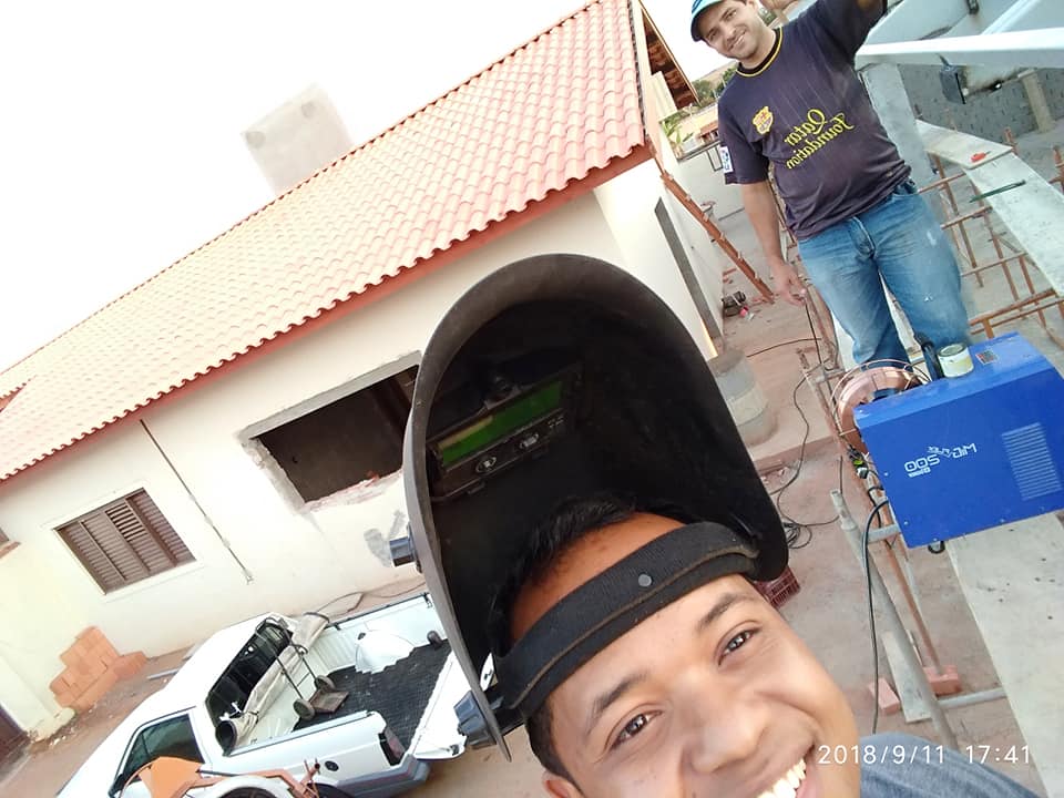 Oficina SOTAfer com carretos e caixas metálicas em produção