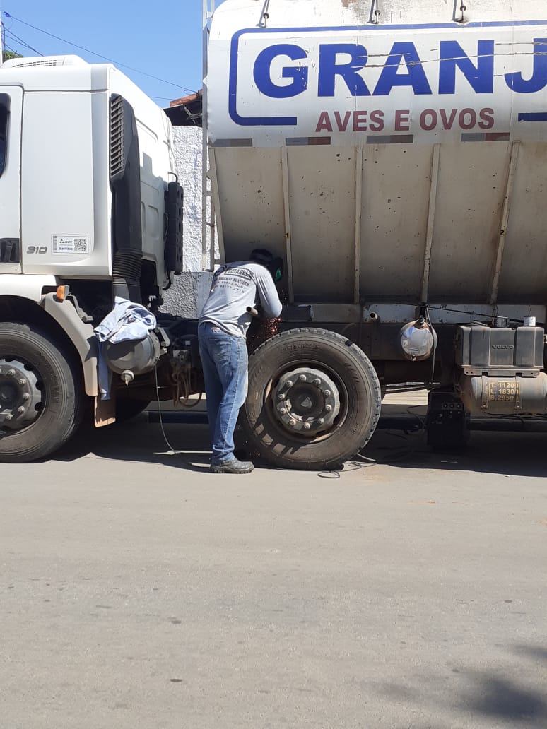 Carroceria basculante em operação